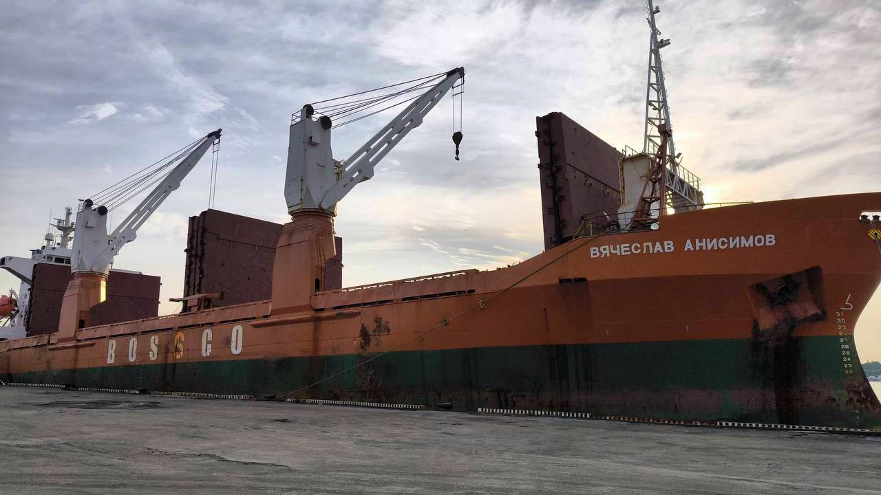 Корабль Единого морского оператора прибыл в Чукотский автономный округ. Корабль "Вячеслав Анисимов" вошел в порт Беринговский. На борту корабля — 219 контейнеров весом 2 790 тонн закупленных ООО «Чукотоптторг и предназначенных для обеспечения Чукотского автономного округа, в том числе для Беринговского 31 контейнер общей массой 489 тонн. Помимо Беринговского, корабль зайдет в Анадырь, Провидения, Лаврентия, Нешкан, Энурмино, Инчоун, Уэллен, Сиреники, Нунлигран, Энмелен, Мейныпильгино, Хатырку и Янракыннот. Напомним, что закон «О северном завозе» вступил в силу 1 апреля 2024 года. В 2025 году на XXVIII Петербургском международном экономическом форуме АО «Росатом Арктика» были подписаны договоры о транспортировке грузов северного завоза.