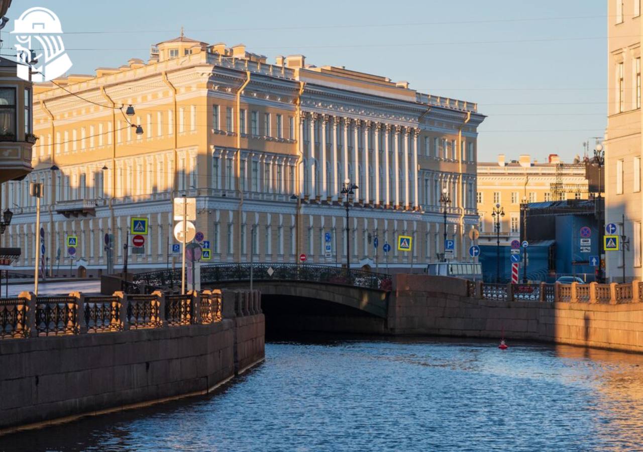 Петербург станет одним из лидеров по росту цен на элитную недвижимость в 2025 году, обогнав Москву и Сочи Квадратный метр в высокобюджетных новостройках Петербурга может подорожать на 10-13%, в то время как в Москве ожидается рост на 7-10%, а в Сочи – на 5-7%. При средней цене квадратного метра в элитном сегменте Северной столицы в 790 тыс. рублей, это значительно ниже, чем в Москве 1,95 млн рублей и Сочи 2,1 млн рублей . Основным драйвером роста цен является высокий спрос на фоне ограниченного предложения от застройщиков. По данным Nikoliers, средневзвешенная цена на первичном рынке жилья премиум и элит-класса в марте 2025 года достигла 715 тыс. рублей/м2, увеличившись на 39% за год. При этом эксперты отмечают, что есть снижение ДДУ и оно связано с вводом ряда комплексов в эксплуатацию и переходом сделок в формат купли-продажи.