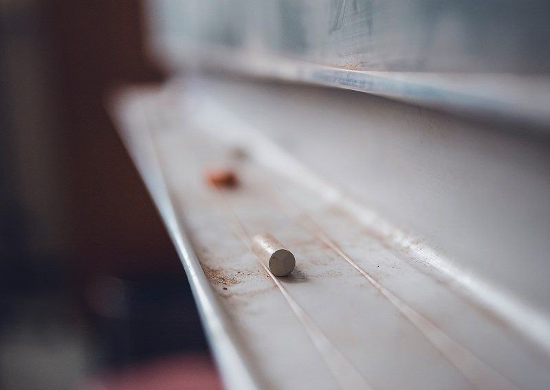 В России с начала года предотвратили более 20 нападений в учебных заведениях С начала 2026 года в 15 регионах России удалось предотвратить 21 нападение на учеников и преподавателей в образовательных учреждениях заявил глава МВД Владимир Колокольцев Продолжаем превентивные мероприятия в отношении лиц которые проявляют интерес к идеологии массовых убийств в образовательных организациях сказал Колокольцев на заседании комитета Госдумы по безопасности и противодействию коррупции Сегодня утром семиклассник ранил сверстника ножом в школе Александровска в Пермском крае Мальчик доставлен в больницу в тяжелом состоянии Возбуждено уголовное дело по статьям покушение на убийство халатность и оказание услуг не отвечающих требованиям безопасности Школьника доставили в следственный отдел Все школы города приостановили занятия до 24 февраля Фото Freepik   Подпишитесь на ivbg ru Ivbg в Max