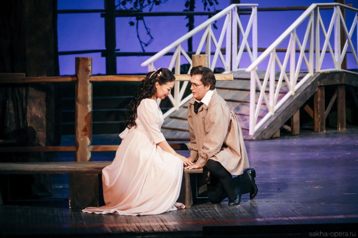 Щелкунчик и Евгений Онегин в Якутск приехали артисты Большого и Мариинки В Якутске завершается оперно балетный фестиваль Чайковский фест посвященный 185 летнему юбилею великого русского композитора Петра Чайковского Фестиваль проводится под эгидой Санкт Петербургского отделения Российского творческого союза работников культуры и Государственного театра оперы и балета Якутии Артисты Большого и Мариинского театров а также Театра оперы и балета республики Якутия представили балеты Щелкунчик и Лебединое озеро оперы Иоланта и Евгений Онегин А затем провели мастер классы для молодых исполнителей На гала концерте фестиваля 31 октября в коллаборации местных и приглашённых исполнителей будут показаны лучшие отрывки из произведений Петра Чайковского