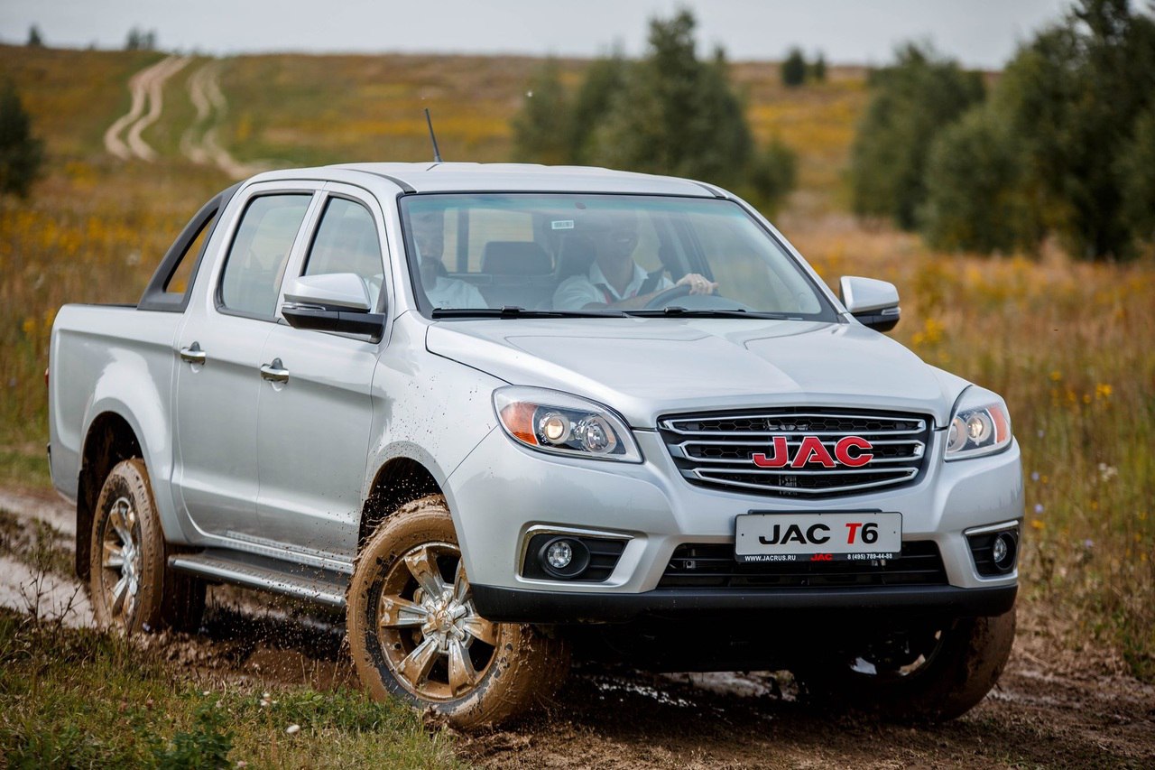 В России закончились пикапы JAC T6 Запасы машин у дилеров подошли к концу в сентябре на учёт не встало ни одного нового автомобиля этой модели сообщает портал Китайские автомобили А за 9 месяцев текущего года таких пикапов было зарегистрировано всего 16 штук JAC T6 продавался в России до того момента пока на конвейер не встал Sollers ST6 построенный на его основе это произошло под конец 2023 года Сначала сборку организовали на бывшем заводе Mazda во Владивостоке затем производство перенесли на мощности УАЗа По состоянию на начало осени 2025 года ST6 который уже выпускают по полному производственному циклу входит в список самых популярных пикапов в стране Журнал Авто ру online