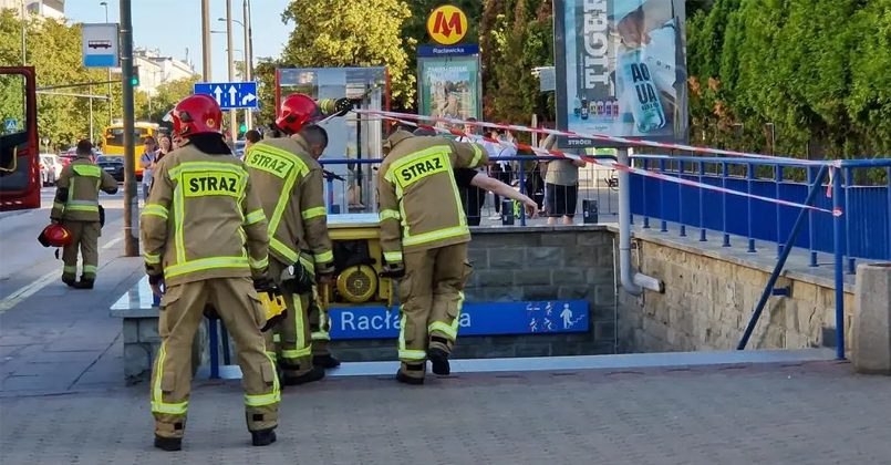В ночь на вторник на станции «Рацлавицка» линии M1 варшавского метрополитена произошёл пожар.  Возгорание началось в техническом помещении, где расположена подстанция электропитания. Огонь перекинулся на кабели в технических каналах, что привело к отключению электроснабжения и полной остановке движения поездов.  По словам спасателей, ситуация поначалу была неконтролируемой, однако распространения огня за пределы задымлённой зоны удалось избежать. На месте происшествия работали 16 пожарных машин и 45 сотрудников экстренных служб. Были эвакуированы четыре человека, пострадавших нет.
