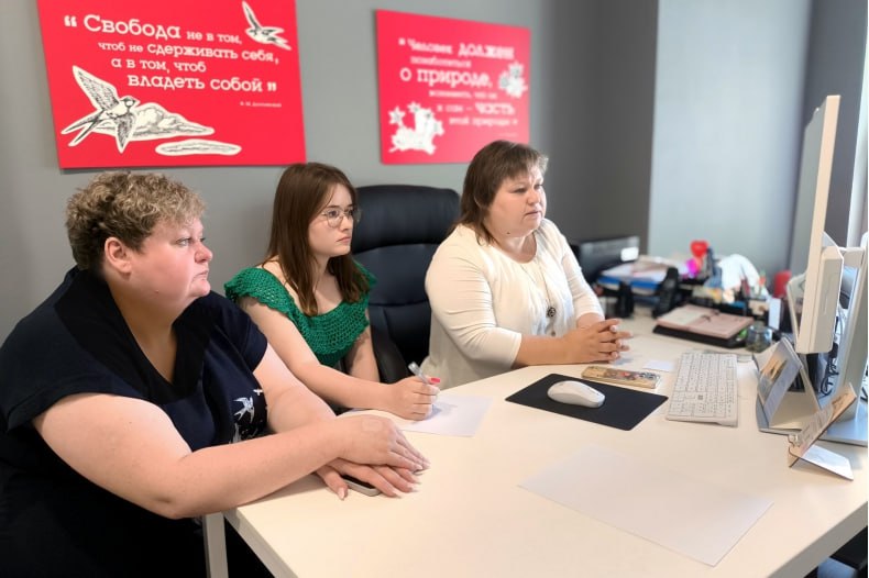 Модернизация детской библиотеки: шаг навстречу инновациям В настоящий момент в центральной городской детской библиотеке ведутся работы по её трансформации в модельную библиотеку нового поколения. - Данная модернизация осуществляется в целях достижения результатов национального проекта «Семья», федерального проекта «Семейные ценности и инфраструктура культуры» и результатов регионального проекта «Семейные ценности и инфраструктура культуры» Луганская Народная Республика » в рамках государственной программы Российской Федерации «Развитие культуры», - напомнили в учреждении. В рамках обновления будет установлено современное интерактивное оборудование: интерактивный пол, интерактивный мультимедийный поворотный стол и многофункциональный комплекс «Дерево Знаний». Это значительно расширит возможности библиотеки и позволит ей предлагать детям новые формы взаимодействия с информацией.