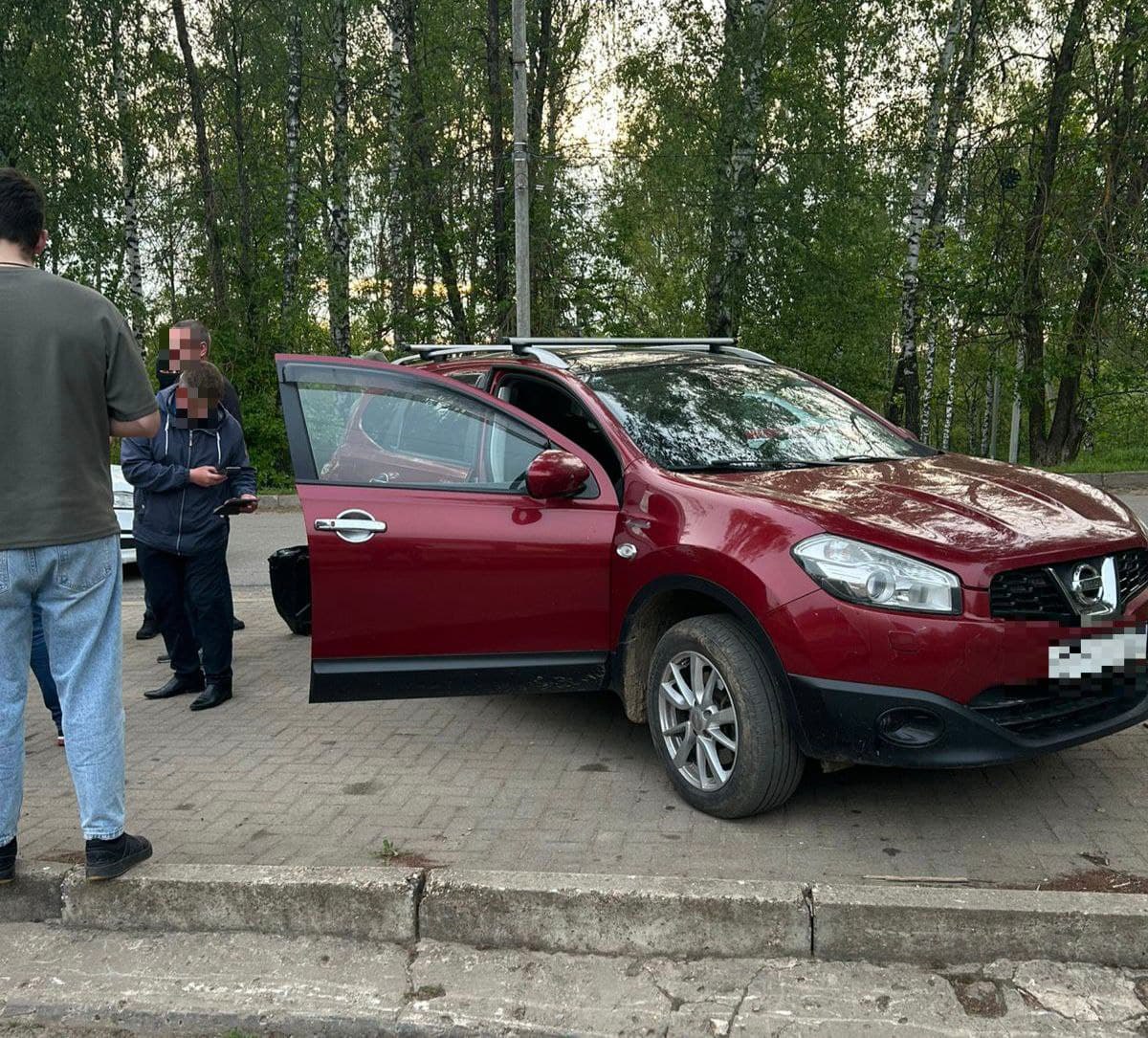 В Смоленской области сотрудника исправительной колонии поймали на наркоторговле Сотрудник сафоновской исправительной колонии подозревается в совершении двух преступлений. Противоправная деятельность 44-летнего начальника отряда была выявлена при сотрудничестве оперативников УФСБ России по Смоленской области и представителей отдела собственной безопасности регионального УФСИН. По версии следствия, сотрудник отдела воспитательной работы с осужденными выполнял незаконные просьбы «постояльцев» ИК-3 — в частности, продавал им запрещенные вещества. Как сообщает пресс-служба областного управления ФСБ, мужчина уже задержан, в его машине обнаружен сверток с наркотиками. Подробнее: