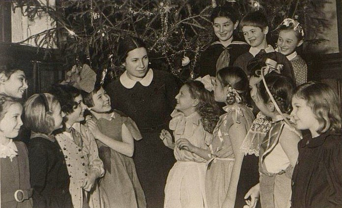 17 февраля исполняется 120 лет со дня рождения детской поэтессы писательницы киносценариста и радиоведущей Агнии Львовны Барто 1906 1981 Она лауреат Сталинской и Ленинской премий кавалер Ордена Знак почёта и Ордена Улыбки международная награда присуждаемая выдающимся людям приносящим радость детям обладательница Международной Золотой медали имени Льва Толстого и Международной премии имени Андерсена В течение многих лет возглавляла Ассоциацию деятелей литературы и искусства для детей и юношества Союза советских обществ дружбы и культурной связи с зарубежными странами Культура Петербурга подготовила статью с интересными фактами и подборку мероприятий посвящённых юбилею