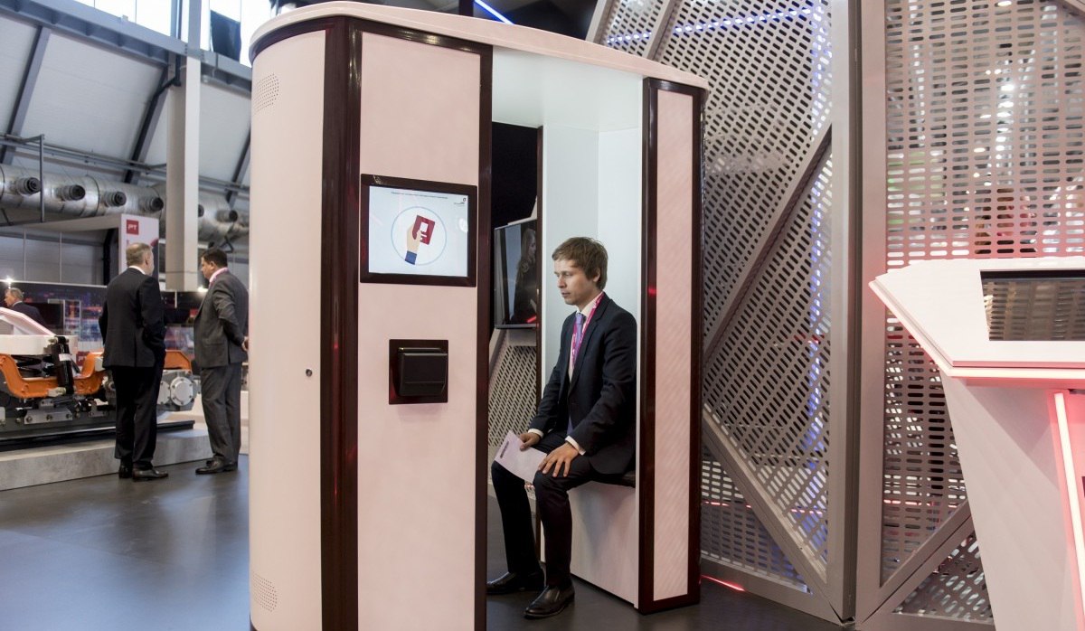 Кто оформлял загранпаспорт с посещением МВД тот в цирке не смеется При этом оформить загранпаспорт можно в любом МФЦ где есть криптокабина для сбора биометрии но по какой то причине даже в Москве при оформлении загранпаспорта через Госуслуги записи на сдачу биометрии нет есть только направление в МВД где приходится сидеть в огромных очередях Конечно есть прекрасный лайфхак найти МФЦ уточнить по телефону есть ли у них криптокабина и минуя Госуслуги прийти в МФЦ на оформление лично В этом случае процесс занимает сильно меньше времени а срок выдачи увеличивается лишь на несколько дней требующихся для доставки готового документа в МФЦ Однако несмотря на то что МВД объявляло о планах установить в каждый МФЦ по криптокабине даже в Москве найти МФЦ с работающей криптокабиной не так то и просто Где то она не работает где то отсутствует где то на ремонте Конечно есть везунчики у которых все получается с первого раза но если уехать за МКАД все становится сильно мрачнее И вот на 9 форуме МФЦ компания Аналитический Центр созданная при участии РТ Проектные технологии госкорпорации Ростех и группы компаний Seldon представила новую криптобиокабину Портал Родина Предполагается что именно их будут устанавливать в МФЦ и других местах где требуется ускорить или облегчить сдачу биометрии Учитывая сложнейший процесс оформления SIM карт иностранцами вполне возможно что такие криптокабины будут установлены и в аэропортах Пишут что 80 комплектующих используемых в криптобиокабине отечественного происхождения софт понятно так же отечественный Система способна собирать отпечатки и образец голоса делать фото проводить УФ верификацию документов и по защищенным каналам связи передавать данные в государственные информационные системы Впрочем какое количество криптокабин таки доедет до МФЦ остается под вопросом судя по всему в первую очередь их установят за рубежом в точках оформления удостоверяющего центра Основание в Армении Узбекистане Казахстане и Кыргызстане для обслуживания российских и иностранных граждан планирующих поездку в Россию