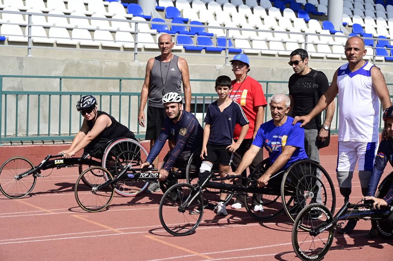 В Армении прошёл спортивный фестиваль для людей с инвалидностью в котором приняли участие около 170 спортсменов Об этом сообщает мэрия Еревана В рамках фестиваля полщли соревнования по восьми видам спорта следж хоккей баскетбол на колясках настольный теннис шахматы пара пауэрлифтинг пара атлетика в трёх дисциплинах бочча и шоудаун Подписаться на нас
