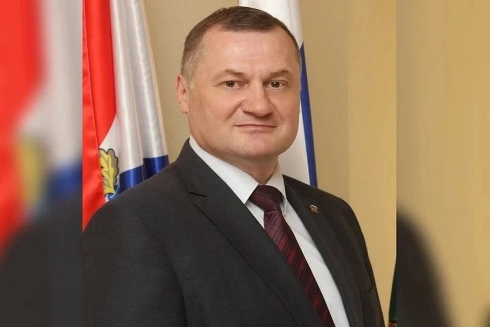 Экс глава Волжского района Евгений Макридин был оправдан по делу о гибели пенсионерки от нападения бродячих собак Трагедия произошла в мае 2021 года в поселке Придорожный 73 летняя пенсионерка вышла на утреннюю прогулку где на нее напала стая бездомных собак Несмотря на усилия врачей через несколько дней пенсионерка скончалась Изначально суд признал Макридина виновным в халатности его обвиняли в бездействии по поводу многочисленных жалоб жителей на бродячих собак Чиновнику грозило полтора года принудительных работ Однако областной суд отменил приговор полностью оправдав экс главу района Теперь Макридин имеет право на реабилитацию и компенсацию от государства за незаконное преследование Подписаться Написать нам