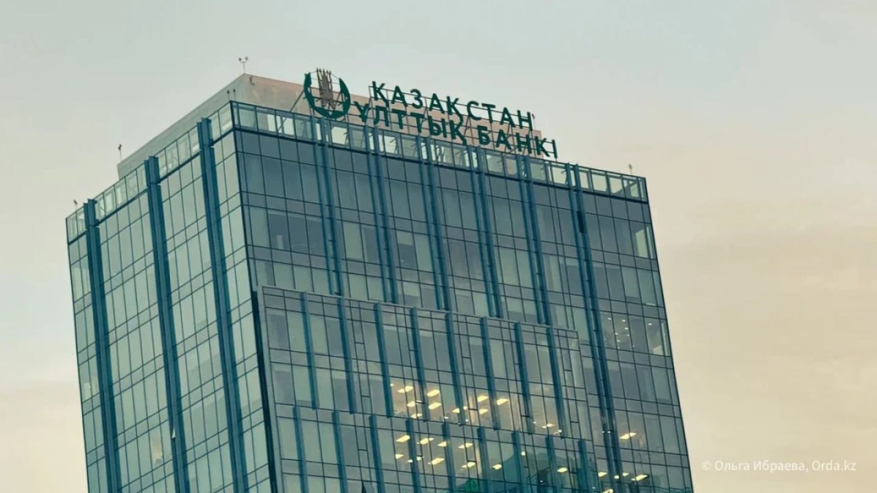 Приняли первое в 2026 году решение по базовой ставке Национальный банк решил сохранить базовую ставку на прежнем уровне 18 Такой исход первый в новом году ранее предрекали эксперты Сохранение ставки продиктовано высокой вероятностью сохранения инфляции на нынешнем повышенном уровне накануне заявляли аналитики Halyk Finance Опрошенные АФК участники рынка выражали мнение что Нацбанк должен сохранять жёсткую политику до появления устойчивой дезинфляционной картины В течение года полагают они базовая ставка может снизиться до 16 5 Но время ещё не пришло t me orda kz