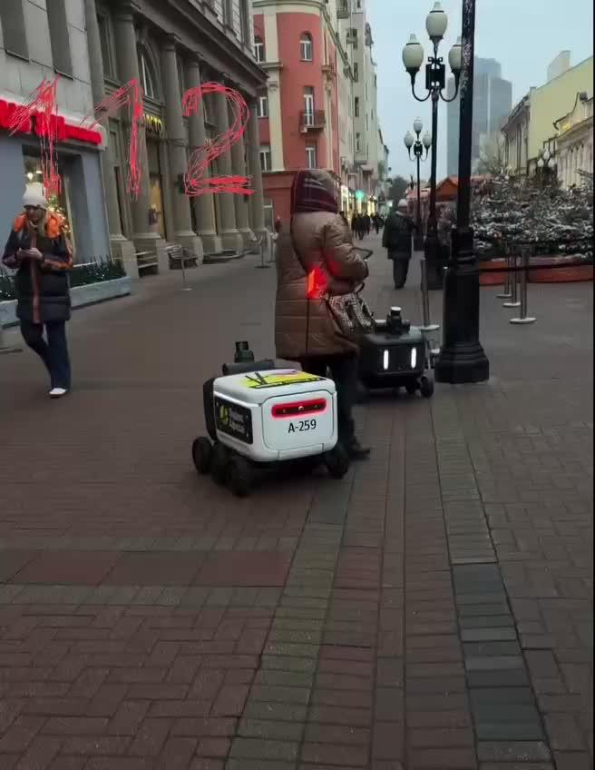 Инцидент с роботом-доставщиком в Москве: женщина не пострадала