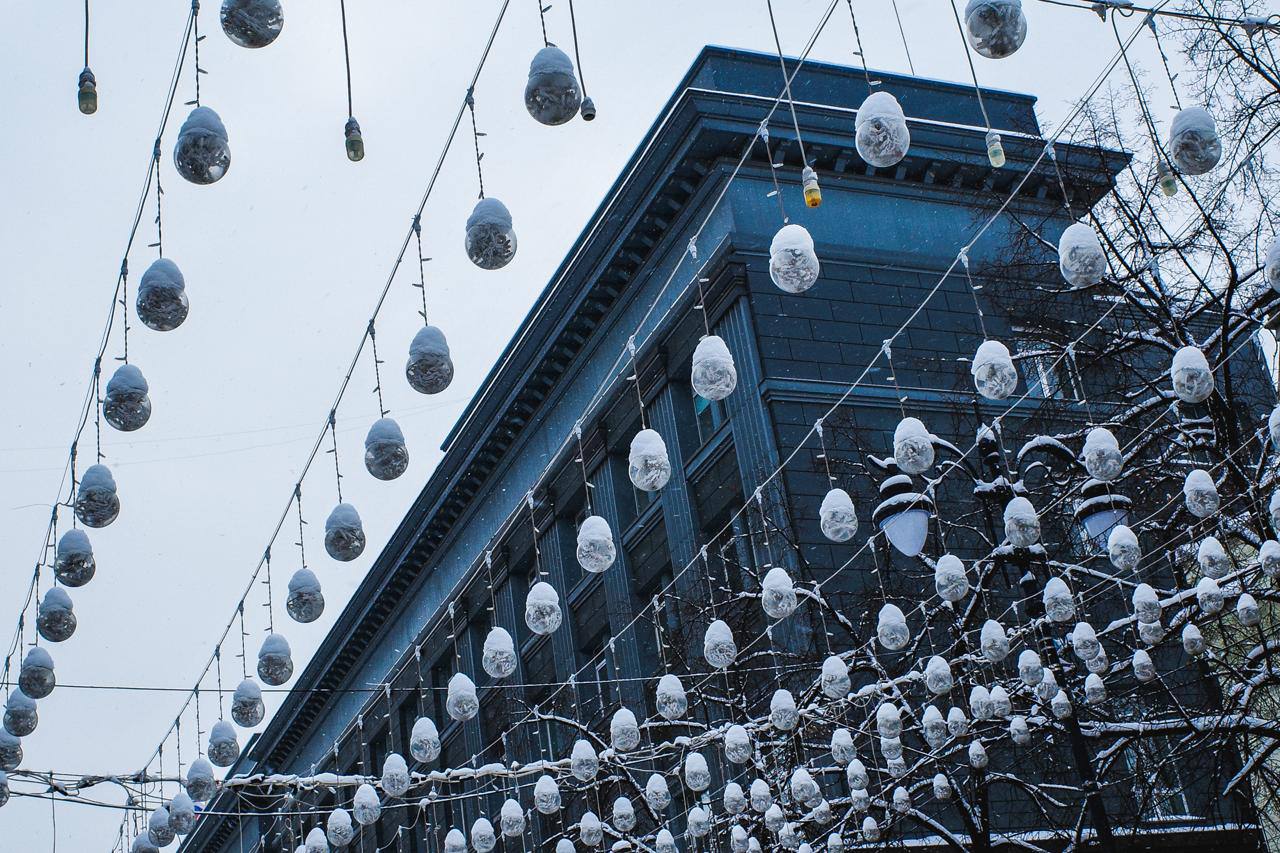 Центр Челябинска ждёт преображение Кировку проспект Ленина и набережную обновят на 27 млн рублей Главное управление по туризму выделило городу финансирование по нацпроекту Туризм и гостеприимство Деньги направят на улучшение трёх ключевых точек пешеходной Кировки проспекта Ленина от ЮУрГУ до Свободы и набережной Миасса Там поставят антивандальные скамейки и урны стереоскопы с историческими фото города На Кировке откроют ещё один туристический центр и два всесезонных туалета оба адаптируют для людей с инвалидностью Работы должны завершить до конца 2026 года Мы решаем ваши проблемы и в Max Не забудьте подписаться