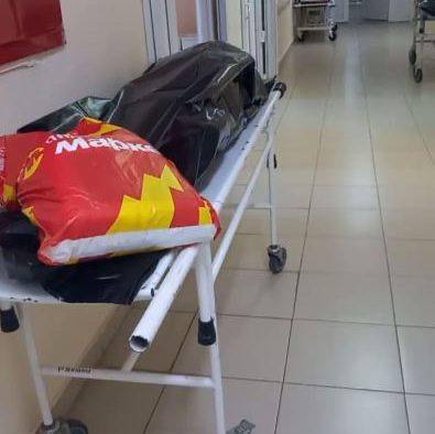 Курский губернатор шокирован фото трупов в больничном коридоре Александр Хинштейн отреагировал на снимки из Курской городской больницы 6 Как выяснилось там нет морга поэтому тела умерших лежат прямо в коридорах на каталках Рядом ходят пациенты персонал разносит еду Подобное просто недопустимо по отношению как к живым так и к покойникам заявил глава региона Теперь больницу ждет проверка Минздрав также изучит ситуацию в других учреждениях здравоохранения Хинштейн пообещал держать ситуацию на контроле и поручил уже до вечера найти помещение для хранения тел до их передачи в патологоанатомическое бюро Подписывайся на Площадь