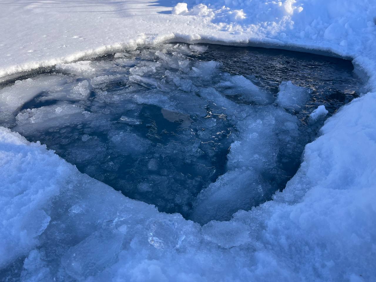 Каждый седьмой краснодарец планирует принять участие в крещенских купаниях Согласно результатам опроса сервиса SuperJob проведенного 12 14 января 15 жителей Краснодара намерены поддержать традицию омовения в проруби Из них 12 являются опытными участниками а 3 планируют совершить обряд впервые Исследование выявило заметный гендерный разрыв мужчины решаются на купание в два раза чаще женщин 16 против 8 Самой активной возрастной группой оказалась молодежь до 35 лет среди них 20 выразили готовность окунуться в ледяную воду При этом большинство горожан 60 никогда не пробовали нырять в прорубь а еще 7 решили отказаться от этой традиции В качестве основных причин отказа респонденты называли перенесенные болезни риски для здоровья и отсутствие оборудованных мест поблизости А вы планируете окунаться   да   раньше купался сейчас не буду пожалуй нет Телеканал Краснодар в MAX