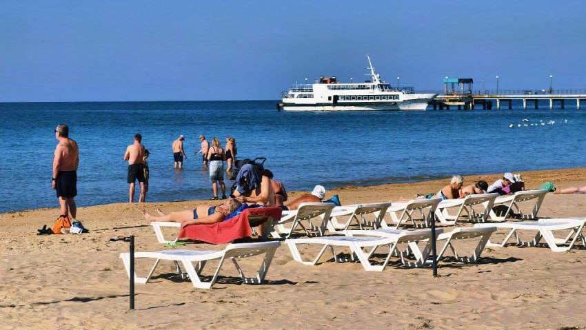 Просто сказочная водичка народ кайфует блогер показал пляж Анапы в бархатный сезон Блогер Андрей Маковозов сегодня показал что происходит на популярном пляже Аквамарин в Витязево в бархатный сезон На территории идет демонтаж конструкций рабочие снимают теневые навесы убирают шезлонги Между тем туристы пытаются поймать последние лучи солнца Блокнот Краснодар в МАХ подпишись