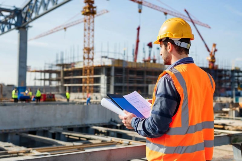 В России запустили базовую версию платформы данных для строительной отрасли Ожидается что благодаря ей повысится объём машиночитаемых данных девелопмента и ускорится внедрение технологий искусственного интеллекта ИИ в отраслевые процессы передаёт ФедералПресс Согласно информации министерства строительства и ЖКХ России данная платформа разработана в рамках федерального проекта Новый ритм строительства который входит в нацпроект Инфраструктура для жизни Это не просто база данных объединив усилия Минстроя России регионов и профессионального сообщества мы переводим индустрию на цифровой язык чтобы открыть дорогу искусственному интеллекту Наша цель чтобы проекты с самого начала генерировали чистые структурированные данные готовые для анализа искусственным интеллектом отметил замглавы Минстроя РФ Константин Михайлик federalpress   Мы в MAX