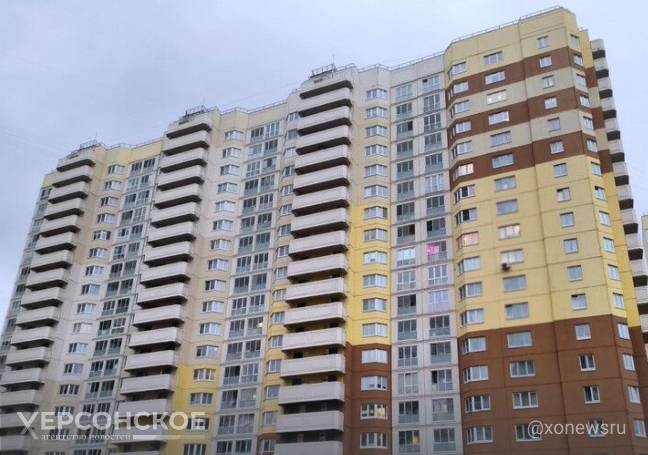 В Новороссии и Донбассе выявили более 150 участков для строительства жилья  Федеральный проект «Земля для стройки» позволил выявить более 150 земельных участков в Новороссии и Донбассе, которые можно использовать для многоквартирной застройки, сообщил вице-премьер РФ Марат Хуснуллин.   По его словам, проект Росреестра «Земля для стройки» помогает выявлять земельные участки, которые потенциально подходят для жилищного строительства.  «Проект „Земля для стройки“ реализуется и на территории новых регионов. В Донецкой и Луганской народных республиках, а также Запорожской области выявлено 152 земельных участка площадью 1,3 тысячи гектаров. Началась работа по проекту и в Херсонской области», — говорится на сайте правительства РФ со ссылкой на Хуснуллина.  Он добавил, что наибольшее количество участков, пригодных для жилищного строительства, выявлено в Приволжском  26,6 тыс. , Северо-Кавказском  26,4 тыс.  и Центральном  19,8 тыс.  федеральных округах. Лидерами по площади выявленных земель стали Приволжский  38,6 тыс. га , Центральный  32,1 тыс. га  и Сибирский  25,3 тыс. га  федеральные округа.    , VK и ОК и читайте новости на нашем сайте