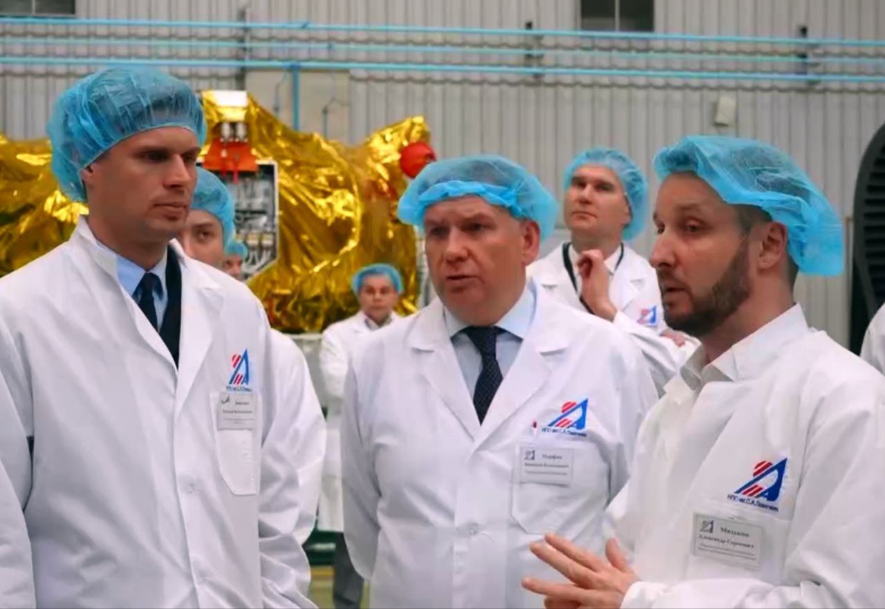 Глава "Роскосмоса" Дмитрий Баканов посетил с рабочим визитом головной научный институт ракетно-космической отрасли - АО "ЦНИИмаш". Гендиректор Роскосмоса побывал на испытательной базе института и провел совещание, обозначив приоритетные направления деятельности. Глава Роскосмоса официально представил нового директора АО "ЦНИИмаш" Василия Титова. Баканов назвал приоритетные направления работы АО "ЦНИИмаш". "Первое - это системные исследования, формирующие концептуальное видение развития отрасли. Их результат - создание документов стратегического планирования, генерация прорывных направлений развития, создание перспективных технологий, определение приоритетов развития автоматических космических комплексов, средств выведения и наземной космической инфраструктуры, пилотируемой программы", - сказал глава Роскосмоса. По его словам, также в число приоритетных направлений входят научная программа космических экспериментов, приоритетные направления изучения планет, ближнего и дальнего космоса.