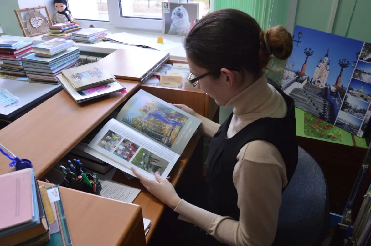 Стать «Земским работником культуры» в Хабаровском крае решили 32 человека Это число не окончательное. Прием заявок для участия в программе продолжится до 15 июля. Программа вызвала интерес среди жителей разных субъектов страны. Для трудоустройства доступны 73 вакансии в учреждениях культуры. - На этот год в регионе определена федеральная квота по трудоустройству 18 специалистов. Соискателям будет выплачено по 2 миллиона рублей, - отметили в краевом министерстве культуры. В ведомстве также добавили, что реализация данной программы отвечает целям и задачам президентского нацпроекта «Семья». Программа позволит сделать культурную жизнь в селах и малых городах доступной, современной и разнообразной. Участие в ней принимают 87 регионов России. Ответы на все интересующие вопросы по программе можно узнать на сайте с подробной информацией профильного ведомства.