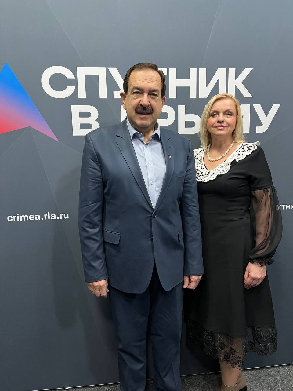 Здравоохранение Крыма эксперты Общественной палаты обсудили кадровую политику и поддержку медиков в эфире радио В программе Советы Доктора Левина на радио Спутник в Крыму состоялась встреча двух авторитетных экспертов в сфере здравоохранения членов Общественной палаты Республики Крым В студии встретились Борис Левин и Наталья Резниченко оба Заслуженных врача Крыма и члены одной комиссии ОП РК по здравоохранению и социальной политике В ходе профессионального диалога единомышленники обсудили ключевые вопросы развития крымского здравоохранения Основное внимание было уделено мерам поддержки медицинских работников в регионе Особый интерес вызвала инициатива которую комиссия планирует вынести на рассмотрение в виде законопроекта Речь идёт о предложении позволяющем молодым семейным парам в том числе медикам получать жильё в районах где проживают и прописаны их родители Обсуждение затронуло и текущее состояние системы здравоохранения Крыма её достижения и задачи требующие решения Опытные врачи поделились своим видением путей повышения качества медицинской помощи и укрепления кадрового потенциала отрасли Запись эфира доступна по ссылке   disk yandex ru d umdSJIh2HobMAg Участие членов Общественной палаты Крыма в публичном экспертном диалоге на актуальные социальные темы способствует открытому обсуждению проблем и поиску конструктивных решений направленных на улучшение жизни жителей полуострова