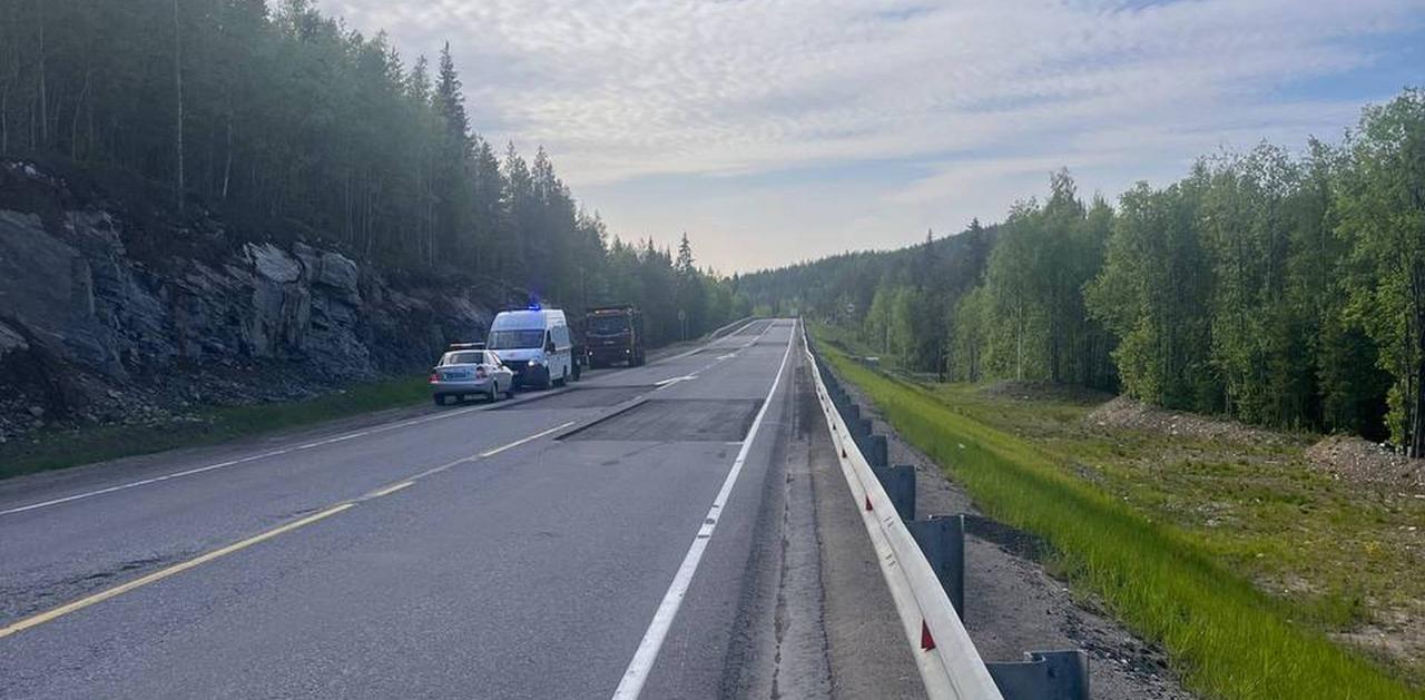 Под Зеленоборским на трассе "Кола" байкер улетел в кювет Накануне около 16:15 в районе 1097 км трассы "Кола" под Зеленоборским пострадал 46-летний мотоциклист из Карелии. По предварительным данным Госавтоинспекции, при движении со стороны Санкт-Петербурга в направлении Мурманска мужчина в месте проведения ремонтных работ не справился с управлением BMW R-1200 GS. С многочисленными травмами пострадавшего госпитализировали. Фото: пресс-служба УМВД России по Мурманской области Подпишись — Вести Мурман