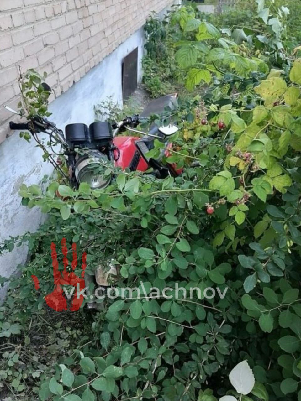 ‼ В Карабаше мужчина решил украсть и продать мотоцикл собутыльника   Когда друг уснул, нарушитель похитил мототранспорт стоимостью  20 тысяч рублей и продал его всего лишь за 4 тысячи!   Полицейские раскрыли кражу. В областном главке сообщили, что мотоцикл принадлежал местному жителю, находился на частной территории. Возбуждено дело по статье "Кража". Отвечать по ней будет 30-летний приятель потерпевшего.