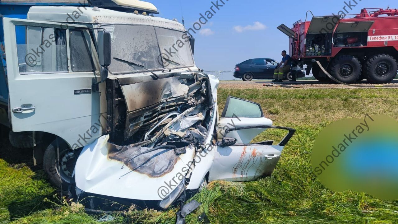 Три женщины погибли в ДТП в Динском районе Сегодня утром на автодороге вблизи станицы Новотиторовской водитель «Киа Сид» выехала на полосу встречного движения, где столкнулась с Камазом. В трагическом ДТП погибли три женщины, находившиеся в иномарке. Ваши видео высылайте нам в бот Подпишись поделись Прислать видео новость
