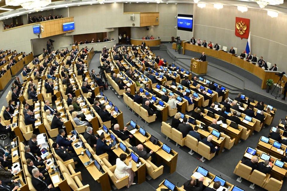 Руководство фракции Единая Россия в начале минувшей недели встретилось с депутатами и предложило им подумать о том планируют ли они пойти в новый IX созыв Об этом Ведомостям рассказали два источника в партии С депутатами встречался глава фракции Владимир Васильев По словам собеседников он напомнил коллегам что в следующем году предстоят выборы в Госдуму поэтому пора определиться планируют ли они участвовать в избирательной кампании Тем же кто в выборах участвовать не будет помогут найти новое место работы рассказывают собеседники Несколько источников отмечают что помощь в трудоустройстве бывших депутатов обычная практика Правда она не всегда работает все больше зависит от личных связей бывшего депутата На той же неделе Васильев вместе с секретарем генсовета Единой России Владимиром Якушевым встречались с представителями администрации президента АП обсуждалось предварительное видение возможного списка партии в первую очередь это касалось тех кто сейчас является депутатом Госдумы Это стандартные коммуникации говорит один из источников Еще один говорит что в АП уже есть предварительная определенность со списком так называемых профессионалов т е депутатов которые работают в Думе долгие годы и занимают посты в частности в руководстве комитетов При этом иногда бывают неожиданности при подготовке к выборам говорят источники Консультации по поводу списка в которых принимает участие Якушев партия начала и с главами регионов говорят три собеседника Представители АП еще в конце 2024 года предложили губернаторам представить свой взгляд на то кого бы они хотели видеть депутатами В апреле же такие списки подавала сама Единая Россия они включали тех депутатов которых партия хотела бы видеть в Думе и тех кого бы не хотела При формировании списков обычно действует принцип трех ключей напоминают два источника видение АП глав регионов и руководства партии При этом позиция Старой площади основная Кроме того есть и квоты для отдельных структур В будущем году при формировании списков это будут участники СВО победители конкурса Лидеры России Политика представители Народного фронта и тд Список к выборам единороссы должны будут представить на предвыборном съезде партии Якушев говорил что в 2025 съезда партии не будет но в 2026 состоится двухэтапный съезд первый этап в июне второй в августе На съезде будут утверждены списки кандидатов на выборах в Госдуму и принята предвыборная программа По мнению экспертов обновление фракции ЕР в новом созыве помимо ожидаемого притока участников спецоперации может происходить расширение присутствия общественников а вот бизнесменов может стать меньше Эксперты отмечают что если говорить о новой работе для бывших депутатов то все зависит от качеств самого депутата его жизненного пути опыта работы до Госдумы и от того как он себя зарекомендовал в нижней палате Кто то уходит в исполнительную власть другие в регионы третьи в бизнес или общественную деятельность поэтому сложно выделить доминирующую тенденцию