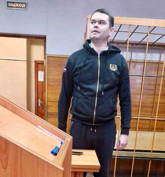 В Екатеринбурге бывший оперуполномоченный полиции приговорен к 7 годам лишения свободы Сегодня 11 ноября 2025 года Верх Исетский районный суд г Екатеринбурга на основании доказательств представленных государственным обвинителем вынес приговор по уголовному делу в отношении бывшего оперуполномоченного УЭБиПК ГУ МВД России по Свердловской области Евгения Мальцова Мужчина признан виновным в совершении преступления по ч 3 ст 30 ч 4 ст 291 1 УК РФ покушение на посредничество во взяточничестве в особо крупном размере В ходе судебного рассмотрения уголовного дела государственным обвинителем представлены доказательства того в октябре 2023 года заместитель директора строительной компании подрядчика рассказал осужденному о проблемах с проведением строительной экспертизы объекта капитального строительства здания школы в с Косулино в ГАУ Свердловской области Управление государственной экспертизы и необходимости получения положительного результата до конца 2023 года При этом осужденному было известно что представленная на экспертизу сметная документация не соответствовала установленным требованиям а фактическая стоимость работ существенно отличалась от заявленной Осужденный сообщил что сможет помочь однако пояснил что за решение вопроса необходимо будет заплатить 200 млн рублей в три этапа Первым этапом необходимо было передать 30 млн рублей в качестве аванса В квартире по ул Олимпийская набережная г Екатеринбурга заместитель директора строительной компании передал осужденному 30 млн рублей наличными в рюкзаке   Верх Исетский районный суд г Екатеринбурга назначил Евгению Мальцеву наказание в виде 7 лет лишения свободы с отбыванием в исправительной колонии строгого режима с лишением права занимать должности на государственной службе и в системе правоохранительных органов связанные с осуществлением функций органа представителя власти на срок 5 лет  Осужденный взят под стражу в зале суда В отношении взяткодателя уголовное преследование прекращено в связи с активным способствованием раскрытию преступления деятельным раскаянием