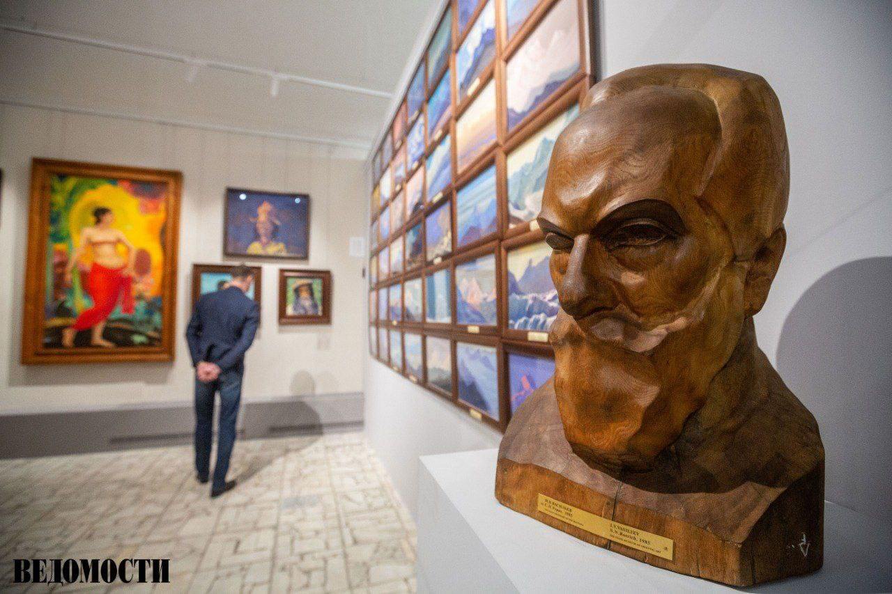 Суд передал в госсобственность 272 картины Николая Рериха и его сыновей Святослава и Юрия находящиеся на хранении в Государственном музее искусства народов Востока Заседание по аппеляции Международного центра Рерихов МЦР назначено на 16 декабря сообщила пресс служба суда  Спорные произведения искусства были изъяты из владения МЦР в 2017 году из за уголовного дела в отношении спонсора центра и председателя правления Мастер банка Бориса Булочника писали Ведомости В сообщении суда отмечается что картины признаны бесхозяйным имуществом Однако центр заявил что является собственником картин но не был привлечен к участию в деле в суде первой инстанции Подпишитесь на Ведомости