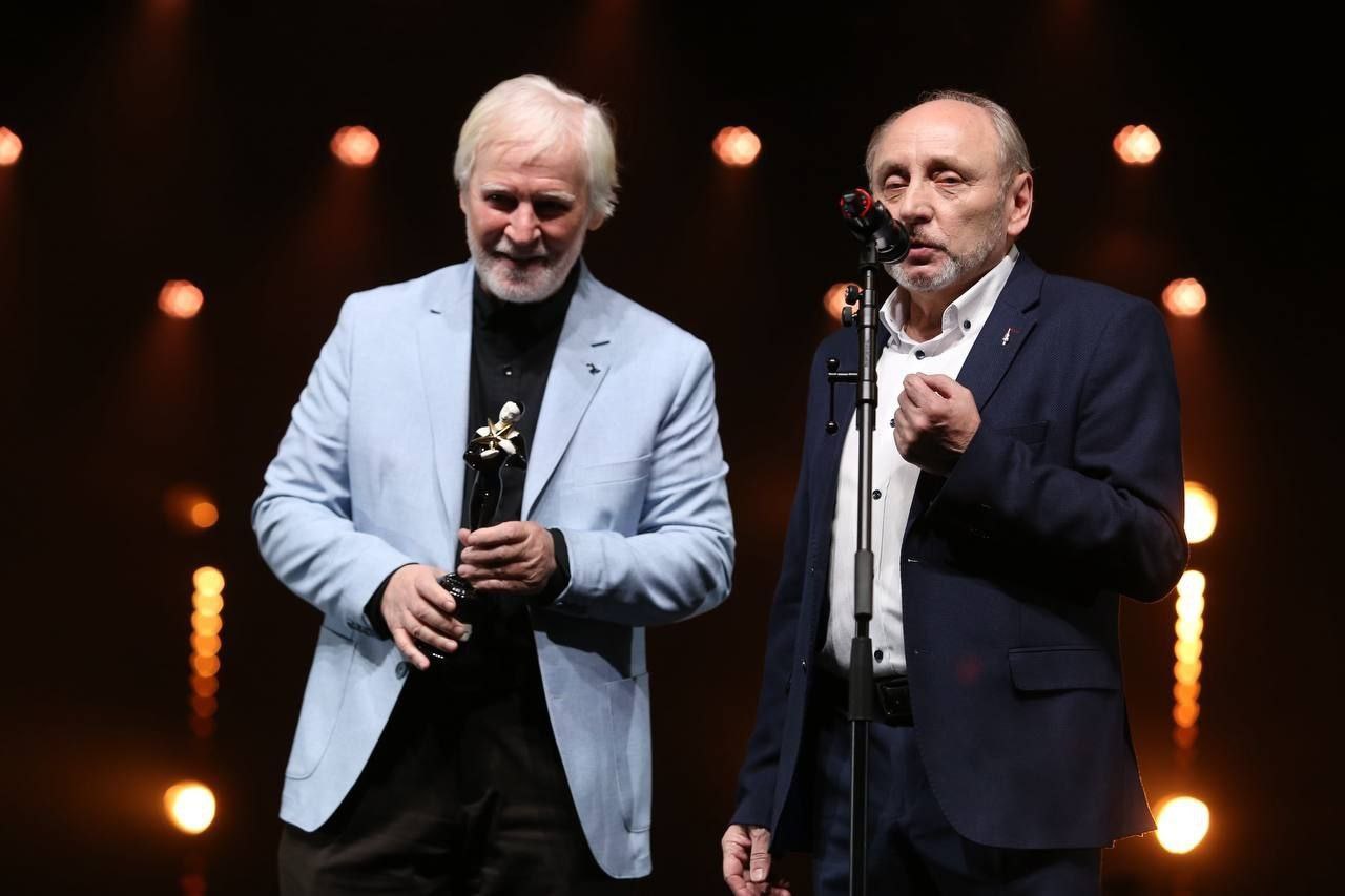 Год Культурной столицы начинается с наград Директор Омского театра Галёрка стал лауреатом Звезды Театрала Церемония награждения международной премией зрительских симпатий Звезда театрала прошла в театре имени Вахтангова в Москве В голосовании приняло участие рекордное число зрителей более 187 тысяч из 60 стран В номинации Лучший директор Звезду Театрала получил Владимир Витько основатель и директор Омского драматического театра Галёрка За 35 лет на посту руководителя он поставил более 50 спектаклей Проект реализуется при поддержке Президентского фонда культурных инициатив Поздравляю