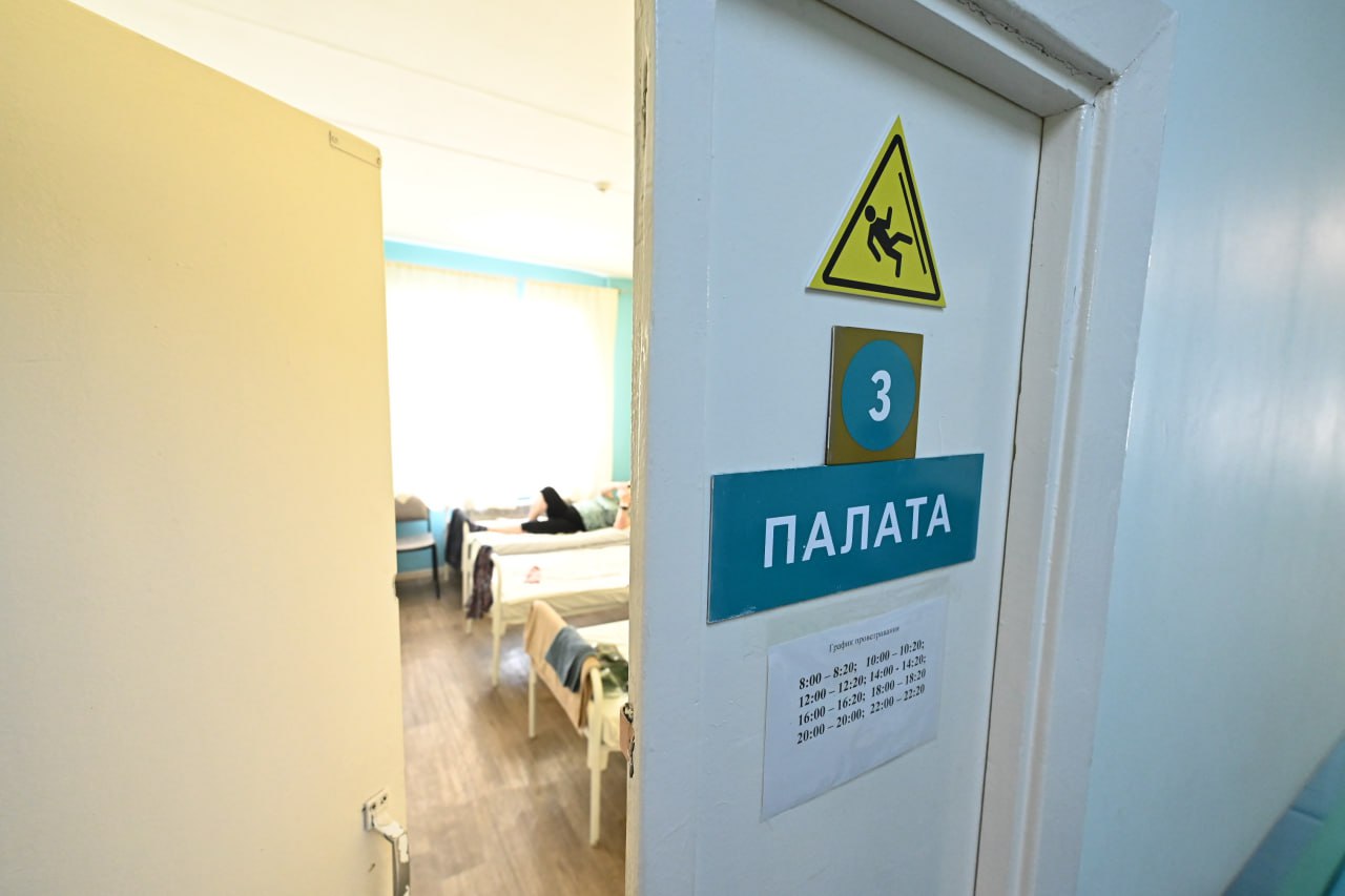 На уроке физкультуры челябинская школьница сломала три позвонка   gubernia74 ru articles news 1137198 В одном из учебных заведений шестиклассница при выполнении кувырков почувствовала резкую боль в области шеи В медпункте школы девочке оказали первую помощь а потом доставили в больницу Травма оказалась серьезной   t me chgub