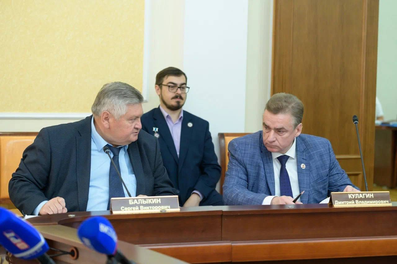 На заседании Правительства Оренбургской области рассмотрели более 20 важных вопросов по части строительства, ЖКХ, ремонта социальных объектов региона. Так, вместе с членами Правительства утвердили проект о предоставлении четырёх миллионов рублей из регионального бюджета на разработку проектной документации на строительство трёх блочно-модульных котельных в посёлке Тюльган. Работы будут проведены в рамках национального проекта "Инфраструктура для жизни". Актуальность вопроса очевидна, качество функционирования тепловых сетей и котельных – это комфорт и благополучие каждого жителя. Правительством Оренбургской области также решено направить более 300 миллионов рублей на ремонт многоквартирных домов, пострадавших в прошлогоднем паводке. Это часть тех средств, которые были компенсированы федеральным бюджетом в рамках региональных затрат на ликвидацию ЧС. Людей не бросим, будем помогать планомерно, вместе ремонтировать дома, исходя из возможностей всех уровней бюджетов. На прошлом заседании Правительства Оренбургской области давал поручение министрам завести каналы в социальных сетях. Вижу, что задача выполнена, но не на все вопросы были даны ответы. Считаю это упущением со стороны членов Правительства. В связи с этим решил ввести в регионе рейтингование глав органов исполнительной власти и глав муниципалитетов.
