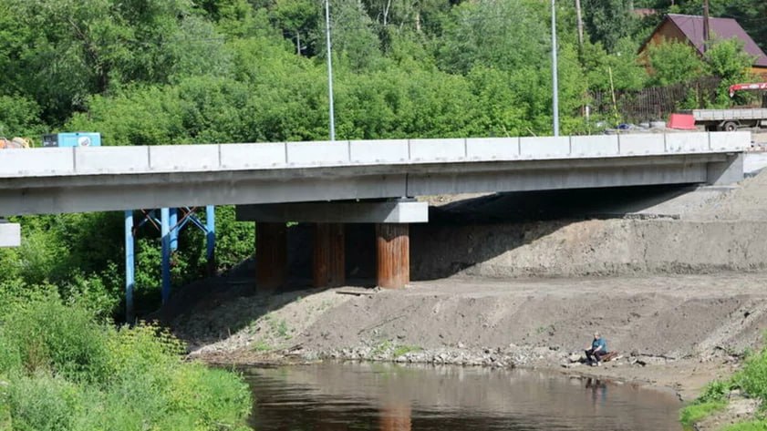 Новый Ташкентский мост через Барнаулку откроют досрочно В Барнауле завершается реконструкция моста через реку Барнаулку в Ташкентском проезде. Строительные работы, начавшиеся летом 2023 года, подходят к завершающему этапу, сообщает "Толк". За это время были полностью демонтированы аварийные конструкции старого моста, перенесены коммуникации и возведена новая переправа. Как сообщили в Барнаульском ДСУ-4, в настоящее время ведутся финальные работы: установка перилл, укладка асфальта на дорожках, установка дорожных знаков и нанесение разметки. Первоначально завершение строительства планировалось на конец лета 2025 года, однако работы идут с опережением графика. После ввода нового моста в эксплуатацию временную переправу демонтируют. Фото: amic.ru