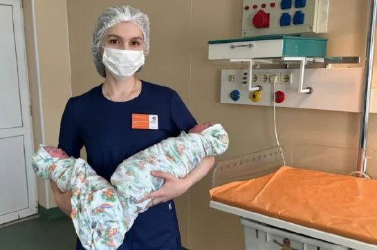 В Амурской области в 2025 году более ста семей стали родителями благодаря экстракорпоральному оплодотворению Врачи провели свыше 400 процедур ЭКО в рамках нацпроекта Семья Как сообщает амурское правительство в результате на свет появились более 130 детей включая 20 двоен Чаще всего за помощью к репродуктивным технологиям обращаются женщины старше 35 лет Мы заботливо сопровождаем каждую пациентку с момента поступления в наше отделение с диагнозом бесплодие устанавливаем точную причину заболевания стараемся решить проблему консервативными методами а при невозможности направляем на процедуру экстракорпорального оплодотворения ЭКО Если женщина иногородняя дистанционно продолжаем сопровождать оставаясь всегда на связи сказала заведующая отделением вспомогательных репродуктивных технологий Елена Каленкович Процедура доступна бесплатно для всех жительниц региона достаточно иметь полис обязательного медицинского страхования Сначала женщина обращается в женскую консультацию по месту прикрепления Там врач проводит обследование дает рекомендации если нужно назначает анализы При подтверждении диагноза бесплодия пациентке выдают направление на ЭКО После семья сама выбирает в какой клинике проходить процедуру Сегодня в области ЭКО делают в отделении вспомогательных репродуктивных технологий областного перинатального центра и в двух частных клиниках