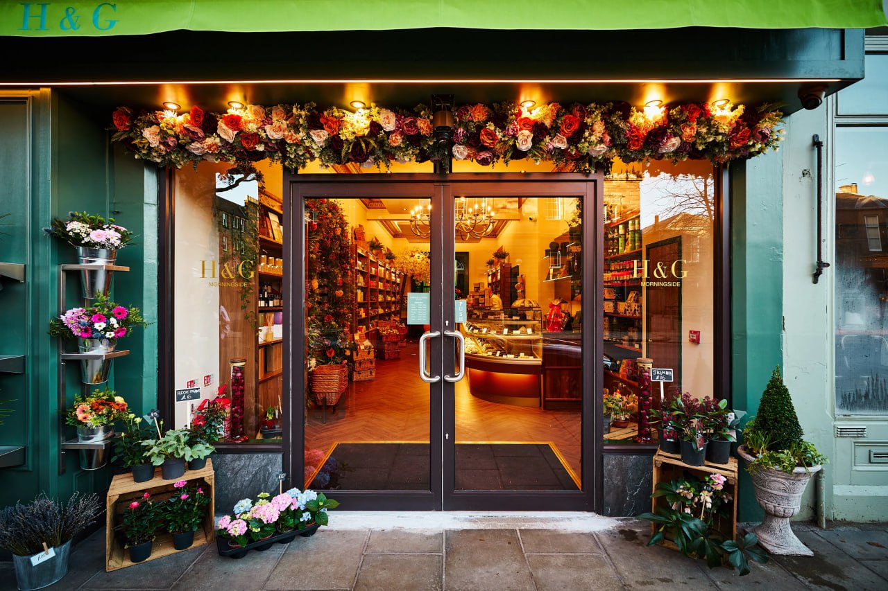 Цветочный ритейл в России массово уходит в онлайн В январе 2026 года количество цветочных лавок в городах миллионниках сократилось в среднем на 15 25 По данным Forbes больше всего офлайн точек закрывалось в Омске 26 Уфе 20 и Москве 17 4 При этом сам рынок продолжает расти в 2025 году россияне потратили на букеты рекордные 450 млрд рублей Причина передел рынка в пользу маркетплейсов и сервисов доставки В крупных городах доля онлайн заказов уже достигла 60 65 Малому бизнесу становится всё сложнее выживать из за роста налоговой нагрузки дорогой аренды и конкуренции с продуктовыми сетями которые забирают основной трафик в праздничные пики   При этом сам бизнес остается сверхмаржинальным средняя наценка на цветы составляет 100 200 а в праздничные дни например 8 Марта доходит до 350 settersmedia news