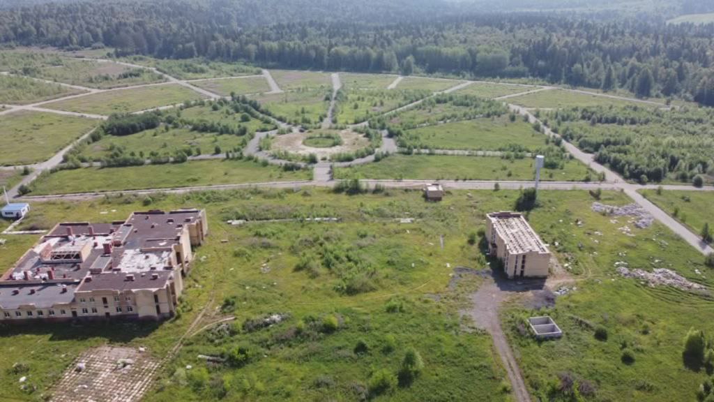Пермский крематорий на Северном кладбище планируется ввести в эксплуатацию в апреле 2026 года. На первом этапе будет построено одноэтажное здание с производственными и административными помещениями, траурным залом и двумя печами. Второй этап предполагает установку ещё двух печей до конца 2029 года, пишет «Текст» со ссылкой на мэрию. Строительство крематория оценивается в 358 млн рублей, инвестор - Пермский региональный оператор ТКО. Напомним, ранее крематорий в Перми планировали построить на Восточном кладбище. Работы начались в 2013 году, но объект так и не был завершен. Сейчас власти рассматривают вариант строительства нового крематория на территории Северного кладбища. Источник ЧП Пермь Прислать новость