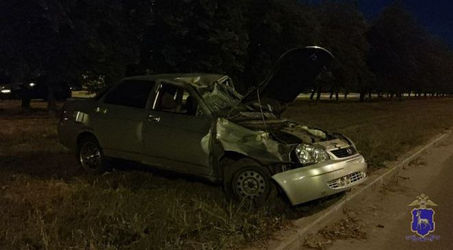 Полиция объявила в розыск водителя, который скрылся с места ДТП  В ночь на субботу, 9 августа, возле дома № 13 на Ленинском проспекте в Тольятти неизвестный на "Приоре" перевернулся, врезавшись в бордюр, после чего скрылся, передает пресс-служба ГУ МВД по Самарской области. В результате пострадали два его пассажира - парни 16 и 18 лет.