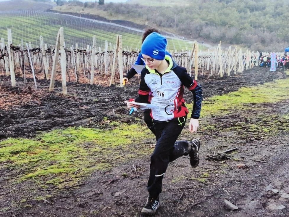 Ставропольский ориентировщик стал призёром всероссийских соревнований в Крыму В Алуште прошли всероссийские и межрегиональные соревнования по спортивному ориентированию собравшие около 500 спортсменов из 30 регионов страны Турнир стал одним из крупнейших стартов сезона и объединил сильнейших ориентировщиков России Особенно приятно что наш воспитанник Максим Назаров из городской спортивной школы 5 завоевал бронзовую медаль на спринтерской дистанции отметил глава Ставрополя Иван Ульянченко По итогам соревнований Максим Назаров уверенно вошёл в тройку сильнейших ориентировщиков страны в своей возрастной категории показав высокий уровень подготовки