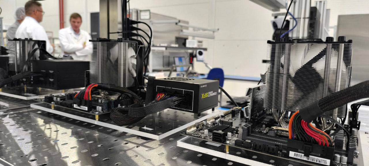 DDR4 x 4   Разгоняем оперативную память GS Nanotech увеличил скорость производства модулей памяти в 4 раза Для этого на флагманском предприятии Технополиса GS установили 12 современных автоматизированых тестировочных станций для DDR4 Разработкой и сборкой устройств занимались собственные специалисты Ранее на предприятии использовались заводские станции с меньшей производительностью Новое оборудование выполняет полноценное функциональное тестирование DDR4 модулей форматов DIMM и SO DIMM Процесс позволяет полностью автоматизировать цикл тестирования оператору достаточно установить модуль в слот и нажать кнопку питания все остальное выполняет система Модернизация значительно повысила эффективность и скорость производственного процесса обеспечивая более высокое качество и надежность DDR4 За счет установки нового оборудования производственная мощность GS Nanotech увеличилась до 200 тысяч модулей памяти в год Подписывайтесь на GS Group