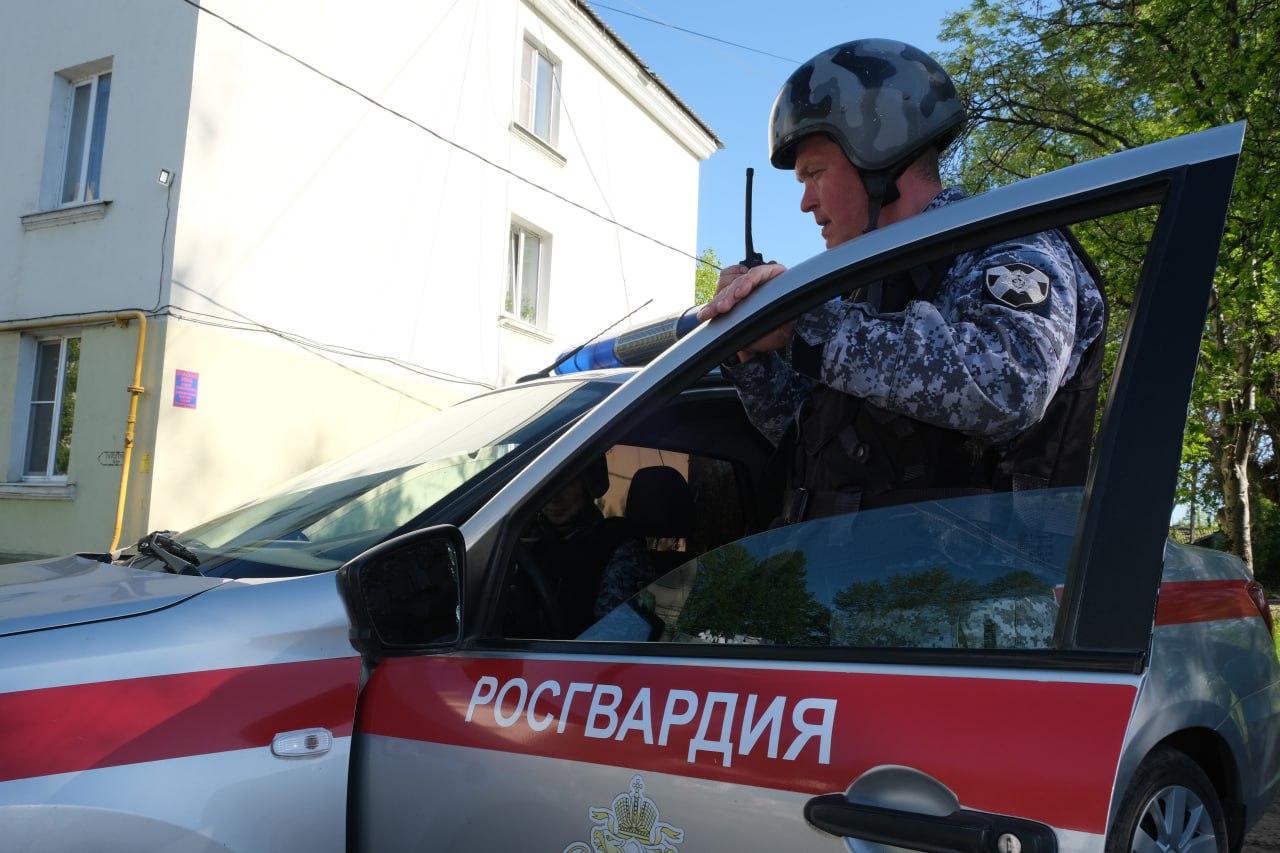 В Курске росгвардейцы задержали подозреваемую в нанесении ножевого ранения своей знакомой  Правоохранители получили сообщение о конфликте в квартире на улице Менделеева. Прибыв на место, они обнаружили женщину с ранением в области шеи. Сотрудники Росгвардии незамедлительно вызвали скорую и оказали потерпевшей первую помощь.  Как выяснилось, во время распития алкогольных напитков между женщинами произошла ссора. 42-летняя ранее судимая злоумышленница ударила ножом свою приятельницу.  После установления всех обстоятельств росгвардейцы задержали подозреваемую и доставили в отдел полиции для дальнейших разбирательств.  Фото: Управление Росгвардии по Курской области