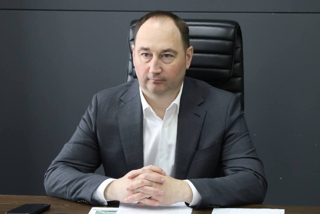 В округе работает 8 пунктов отпуска лекарственных препаратов льготникам. В скором времени жители льготных категорий смогут получать лекарства в ближайшей аптеке. Обеспечение бесплатными льготными лекарствами обсудил губернатор Андрей Воробьев с правительством и главами. «Тема очень чувствительная. В Подмосковье – 483 тысячи жителей, которые получают такие лекарства, за последний год их стало на 10% больше, обслужено 9 миллионов льготных рецептов. Наша задача – трансформировать эту работу, сделать более удобной, проактивной, чтобы продление рецептов было без лишней волокиты», – сказал губернатор. Раньше приходилось ежемесячно посещать поликлинику, чтобы продлить рецепт - теперь это можно сделать на телемедицинской консультации. Лечащий врач запишет на нее во время приема. Это может также сделать сам пациент - через сайт «Здоровье», инфомат, через тел. 122 или чат-бот в Telegram. Пациентов планируется закреплять за конкретным аптечным пунктом, что позволит доставлять лекарства в соответствии с персонализированной заявкой, обслуживать рецепты быстрее. Будут запущены мобильное приложение и система выдачи лекарств по QR-коду. В муниципалитете - 11088 федеральных и региональных льготников. Функционирует 8 пунктов отпуска лекарственных препаратов льготной категории граждан: в главном корпусе Ступинской клинической больницы, во взрослой поликлинике, с отпуском в т.ч. сильнодействующих и наркотических препаратов, в детской поликлинике, во врачебном офисе на ул. Андропова 64, в п. Михнево ул. Библиотечная 20 , в п. Малино ул. Победы 4 , в с. Мещерино ул. Новая 1 , аптечный пункт с. Леонтьево. Отпуск лекарственных средств с 50% скидкой осуществляют аптеки в главном корпусе ступинской больницы, во взрослой поликлинике и офисе на ул. Андропова 64. Обращения жителей, касающиеся лекарственного обеспечения, еженедельно рассматриваем на здравчасе.