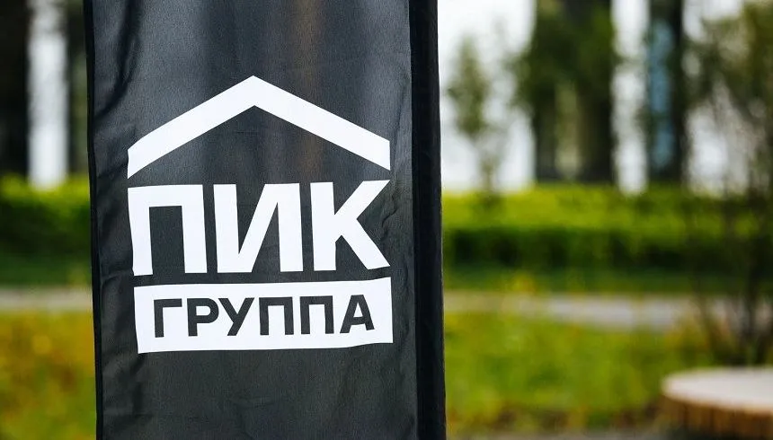 Новая дивполитика ПИКа предполагает выплату не менее 15 от скорр прибыли если не помешает долг Совет директоров ПАО ПИК Специализированный застройщик утвердил новую редакцию дивполитики Согласно документу целевое значение дивидендов не менее 15 от скорректированной чистой прибыли по МСФО При этом выплата дивидендов может быть признана советом директоров нецелесообразной если например отношение чистого корпоративного долга без учета вычета остатков на счетах эскроу к скорректированной EBITDA превышает 3х
