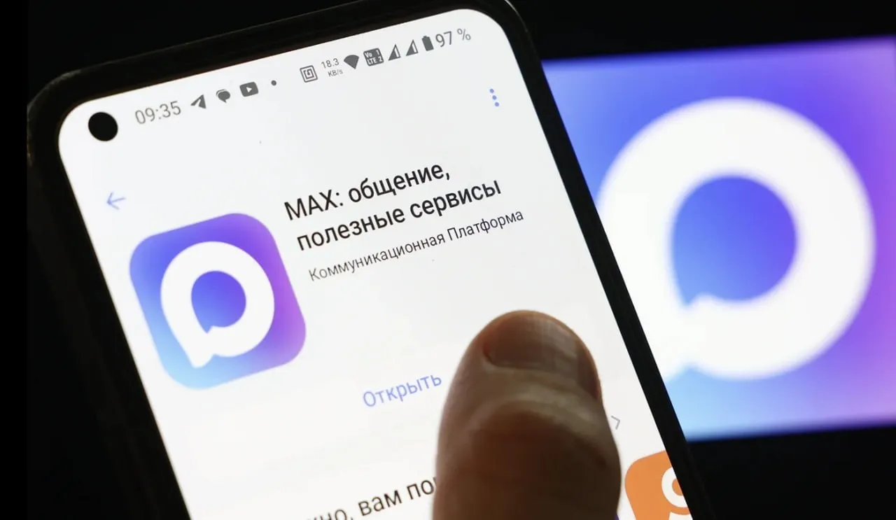 В мессенджере MAX обнаружена скрытая система распознавания слов во время звонков пишут СМИ Пока модель обучена только на фразу не слышу для определения проблем со связью При этом архитектура позволяет VK заменить модель и список отслеживаемых слов без обновления приложения Нейросеть обрабатывает звук локально во время звонка и отправляет результат на сервер не уведомляя пользователя VKCO jkinvest news jkinvest