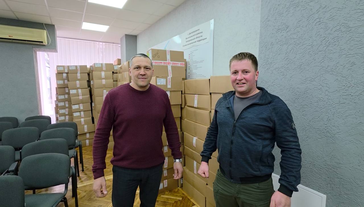 Жители Васильевки поблагодарили Карелию за подарки для детей к Новому году Заместитель главы муниципалитета Олег Краснов от имени всех жителей выразил благодарность руководству республики за постоянную поддержку Новогодние подарки из Карелии прибыли на территорию подшефного Васильевского муниципального округа В состав гуманитарного груза вошли более 3400 подарков для детей Васильевского округа Заместитель главы Васильевского муниципального округа начальник территориального отдела г Днепрорудное Васильевского муниципального округа Олег Краснов выразил благодарность Карелии за полученные подарки От всех жителей выражаю благодарность Главе Карелии Артуру Парфенчикову и всей команде которая организовала доставку подарков Вы делаете огромную работу для нашего муниципалитета это и регулярная гуманитарная помощь и улучшение инфраструктуры водоснабжения и многое другое Эта поддержка для нас очень важна Отметим что Карелия в рамках соглашения о помощи Васильевке как подшефному региону ежемесячно организует поставки предметов первой необходимости строительных материалов Кроме того исполнительные органы Карелии на постоянной основе оказывают консультационную помощь специалистам Васильевки и взаимодействуют по различным вопросам