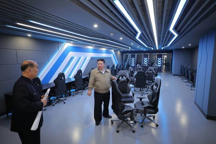 В апреле 2025 года Центральное телеграфное агентство КНДР сообщило об открытии первого в стране компьютерного клуба Правда на тот момент в нем не было ни одного компьютера И вот ура теперь они наконец там появились По данным источников Daily NK основными посетителями клуба являются старшеклассники и студенты Для входа необходимо предъявить удостоверение личности или студенческий билет а также зафиксировать время начала и окончания сеанса в журнале посещений с указанием номера компьютера кто тут прогуливал уроки в интернет кафе поднимите руки Стоимость часа пользования компьютером составляет 5000 северокорейских вон примерно 462 рубля по курсу на 10 сентября 2025 года Также доступны месячные абонементы в форме электронных билетов однако их цена не уточняется Клуб рассчитан на 300 мест В клубе можно поиграть в простые игры например в автосимуляторы или симуляторы скачек Также пользователи могут смотреть одобренные государством фильмы или пользоваться национальной интранет сетью За дополнительную плату доступны услуги ксерокопирования печати и заказ еды с напитками Доходы от этих услуг частично направляются в бюджет Социалистической патриотической молодёжной лиги Все действия пользователей тщательно контролируются администраторы отслеживают активность через логи устройств систему электронных билетов и с помощью удалённого наблюдения за экранами Кроме того сотрудники регулярно обходят зал а о любых подозрительных или политически нежелательных действиях немедленно докладывают руководству Клуб также периодически проверяют сотрудники полиции и органов госбезопасности Многие посетители чувствуют тревогу поскольку даже малейшая оплошность может привести к серьёзным последствиям отмечают источники Некоторые жители отнеслись к открытию клуба скептически назвав его пропагандистским проектом Власти хотят чтобы мы наслаждались современной жизнью но только под полным контролем добавили они Читайте Про tech и этих
