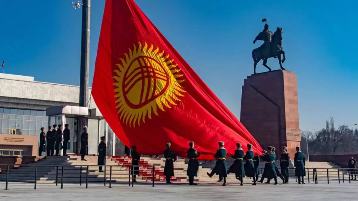 В ООН призвали Кыргызстан не возвращать смертную казнь Верховный комиссар ООН по правам человека Фолькер Тюрк призвал власти Кыргызстана немедленно прекратить усилия по возврату смертной казни предупредив что такой регрессивный шаг станет серьезным нарушением международного права Детали Кыргызстан прекратил применение смертной казни в 1998 году а затем законодательно запретил её в 2010 году после ратификации второго Факультативного протокола к Международному пакту о гражданских и политических правах МПГПП После изнасилования и убийства девочки власти Кыргызстана предложили внести поправки в Конституцию чтобы разрешить применение смертной казни изнасилование и убийство ребенка или взрослого и выйти из протокола Предполагается что эти предложения будут вынесены на референдум в ближайшие недели а в случае одобрения направлены в парламент Подробнее на сайте Ulysmedia kz t me ulysmediatg