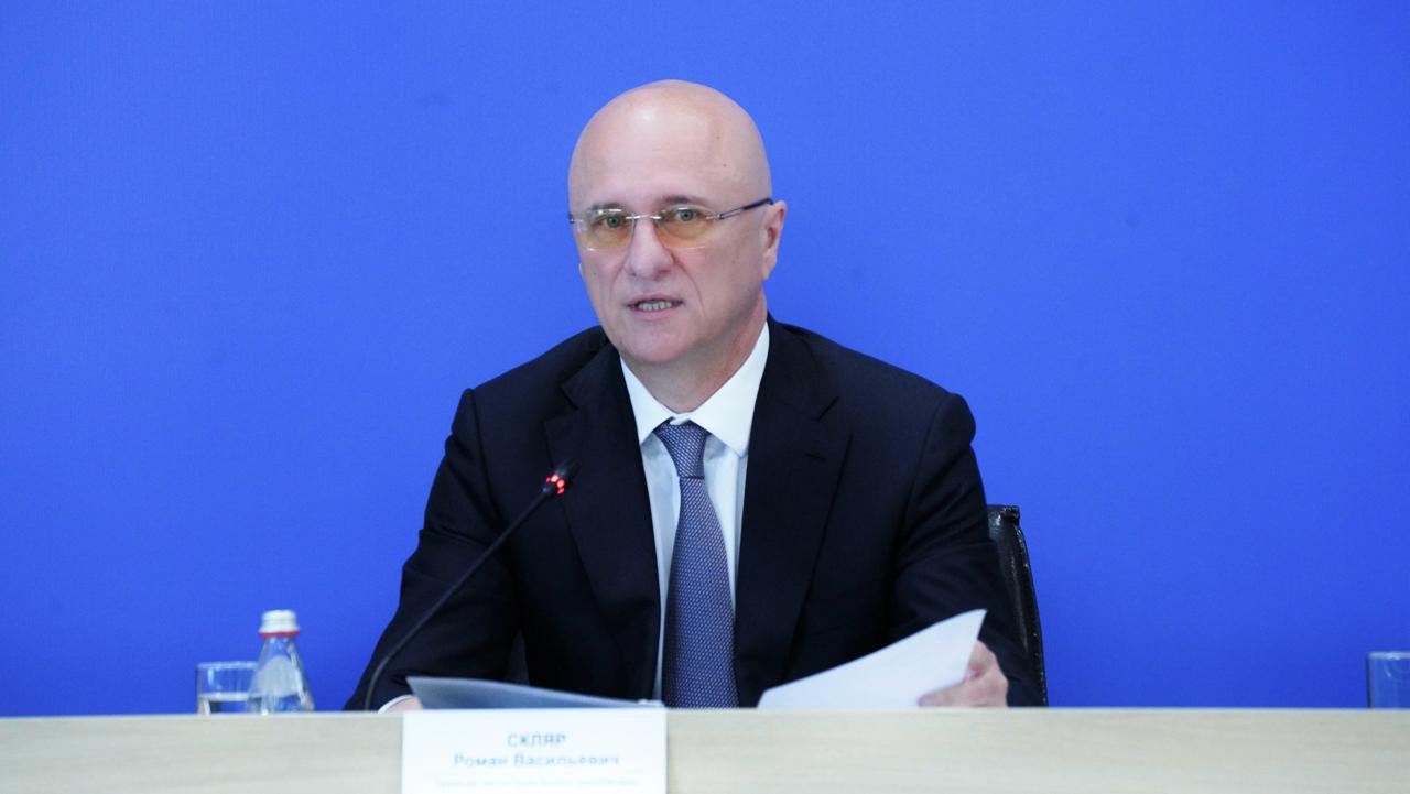 Китай может построить третью АЭС в Казахстане. Об этом заявил на пресс-конференции первый заместитель премьер-министра Казахстана Роман Скляр.  "Думаю, да. Из Китая", - ответил он на вопрос журналистов, будет ли третью АЭС строить та же компания, что и вторую. Для строительства второй АЭС в Казахстане власти рассматривают сотрудничество с китайской компанией CNNC, которая также участвовала в конкурсе на возведение первой АЭС.  "Сейчас наши коллеги из Агентства по атомной энергетике и ТОО "Казахстанские атомные электрические станции" прорабатывают места дислокации", - сказал Скляр. Он отметил, что нужен постоянный источник водоснабжения, а также необходимо определить регион, который будет получать электроэнергию. Скляр полагает, что уже в 2025 году будет выбрано место размещения АЭС.