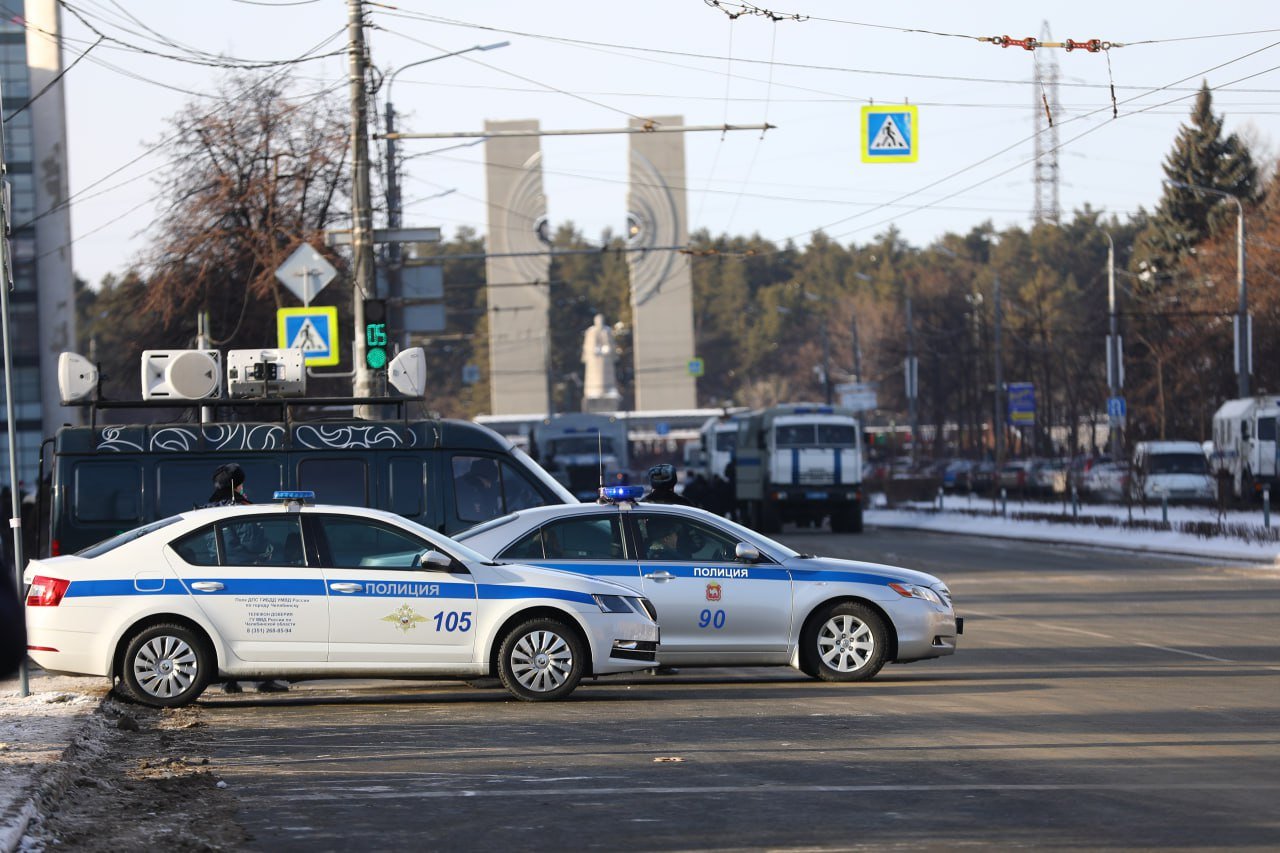 Все службы Челябинска перейдут на усиленное дежурство перед Новым годом  Полицию и другие ответственные за безопасность службы переведут на усиленный режим с 29 декабря. В новогодние и рождественские праздники будет организовано дежурство на детских елках и на открытых площадках, где проводят зрелищные мероприятия. Соответствующие поручения дал губернатор Алексей Текслер на итоговом заседании антитеррористической комиссии области.       — Наша главная задача, чтобы этот период прошел в регионе спокойно, без происшествий и эксцессов, — подчеркнул Алексей Текслер.   —  Особое внимание прошу уделить социальным и культурным учреждениям, которые организуют детские праздничные мероприятия. Их уже проверяют на соблюдение требований пожарной безопасности и антитеррористической защиты,   В администрациях городов и районов в новогодние каникулы организуют дежурства. Глава региона поручил заранее назначить ответственных дежурных на праздничные дни.          Поддержать канал