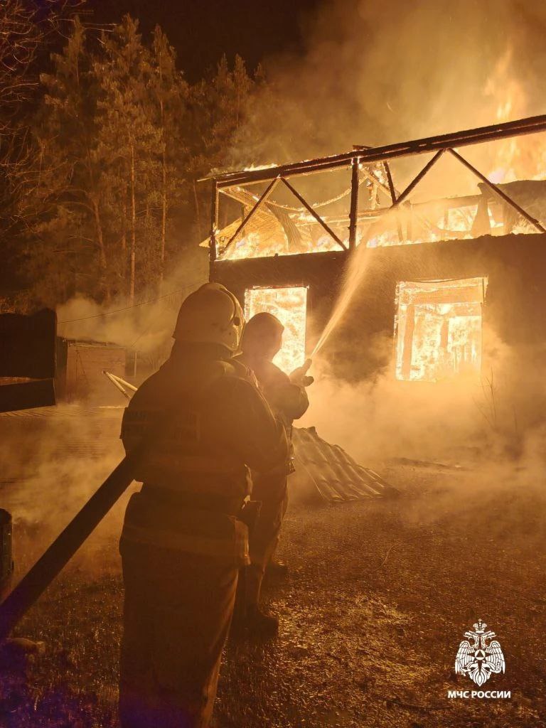 Кафе сгорело минувшей ночью в Камлаке Шебалинского района Как сообщили в МЧС РА сообщение о пожаре в кафе на территории базы отдыха по улице Набережной поступило в 01 31 На момент прибытия первого подразделения кафе было полностью охвачено огнем В 03 05 пожар ликвидировали на площади 240 квадратных метров Никто не пострадал Причина устанавливается