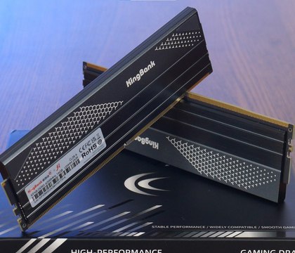 Китайская память стандарта DDR5 догнала западные аналоги по цене CXMT не спасет геймеров от дефицита Глобальный дефицит на рынке памяти привлек немало внимания к китайским модулям DDR5 от KingBank построенным на базе микросхем от CXMT Они стоили дешевле западных аналогов но при этом почти не уступали им по производительности